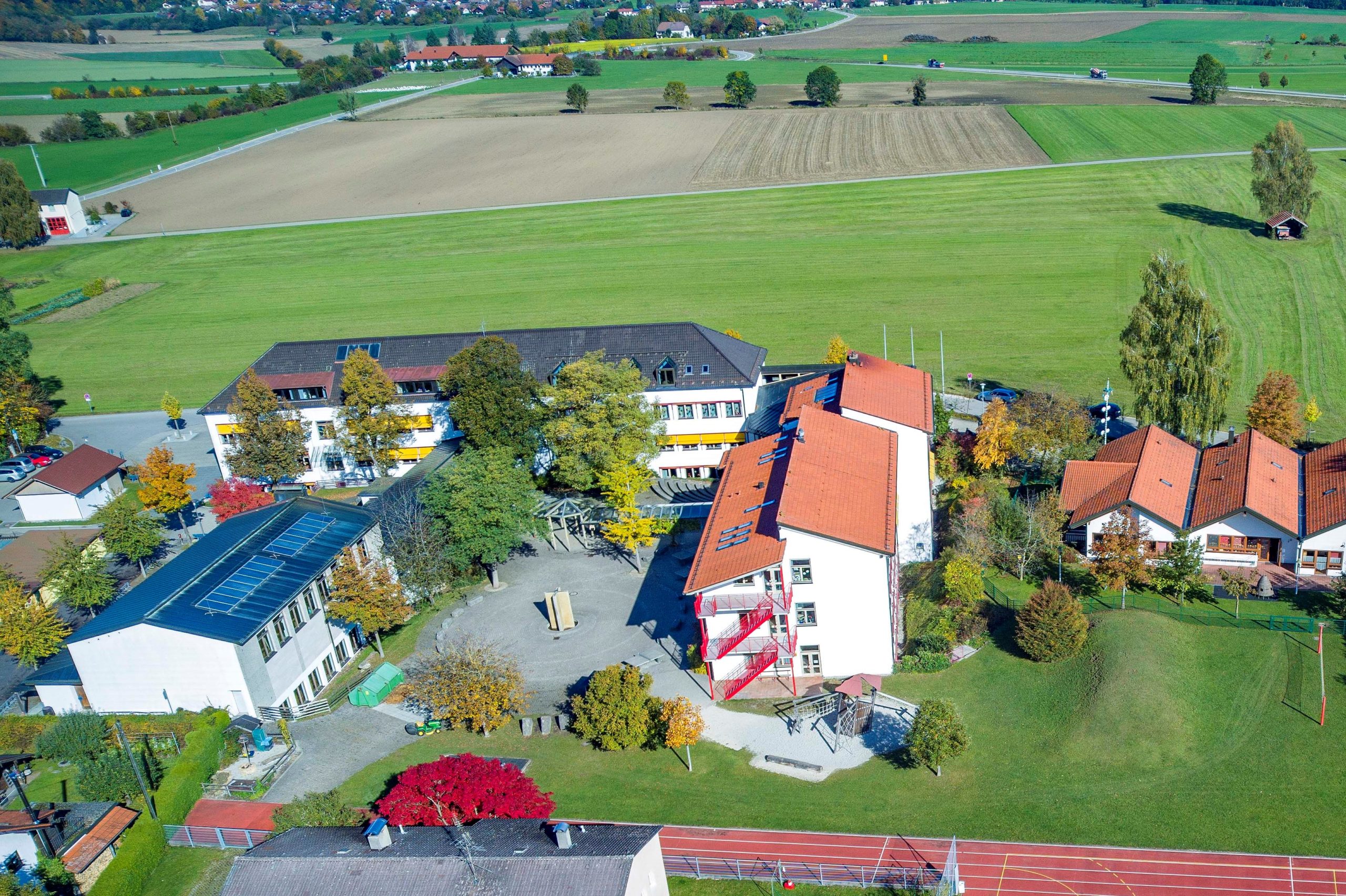 Luftaufnahme der Sonnenschule/ Grundschule Sankt Georgen
